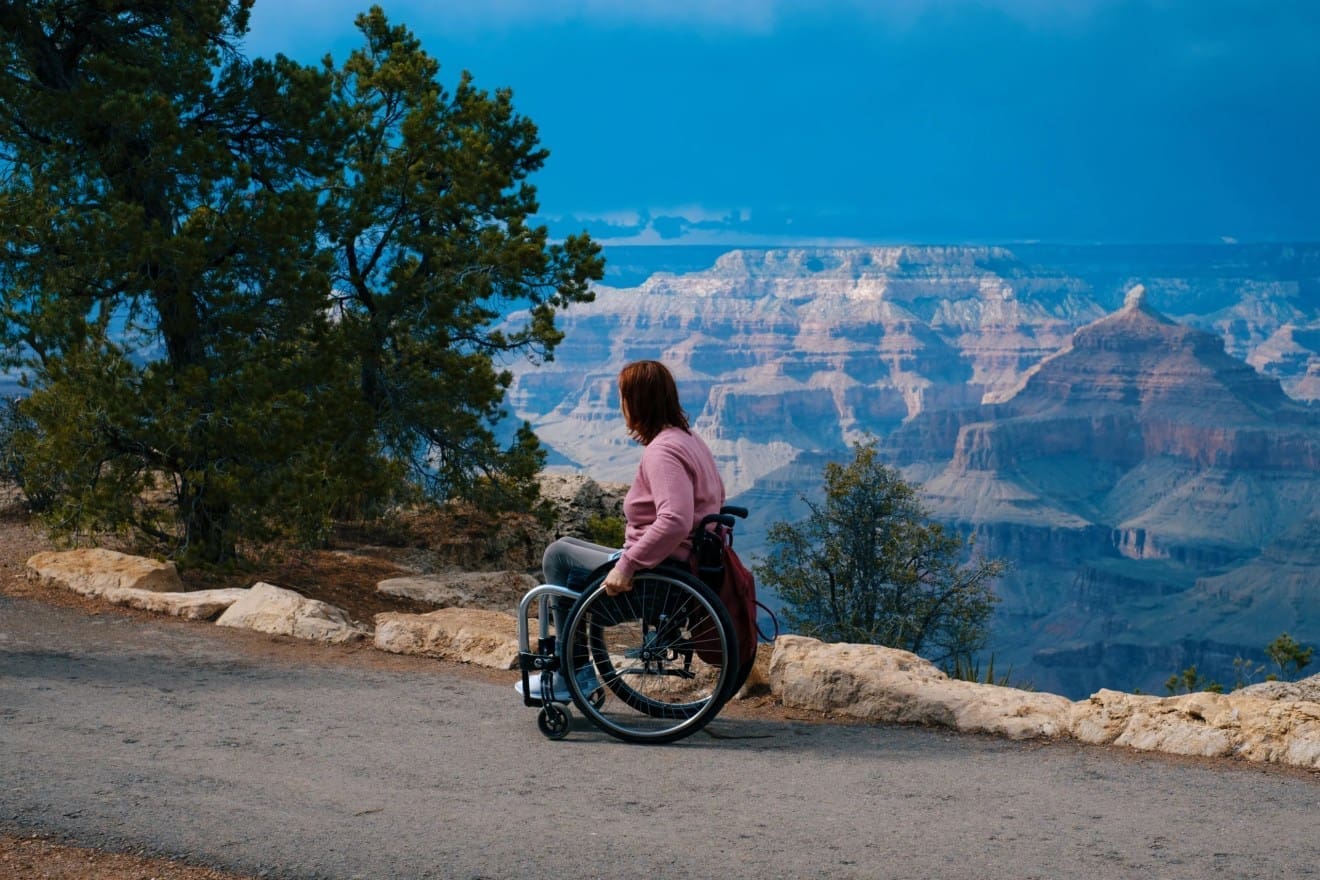 romain virtuel woman wheelchair